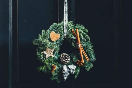 Optie 3 - Unsplash voordeur kerstkrans